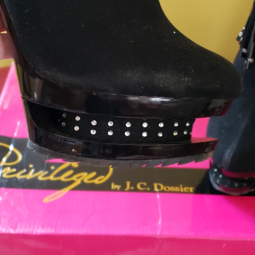 Shoe - Picture 2 of 4